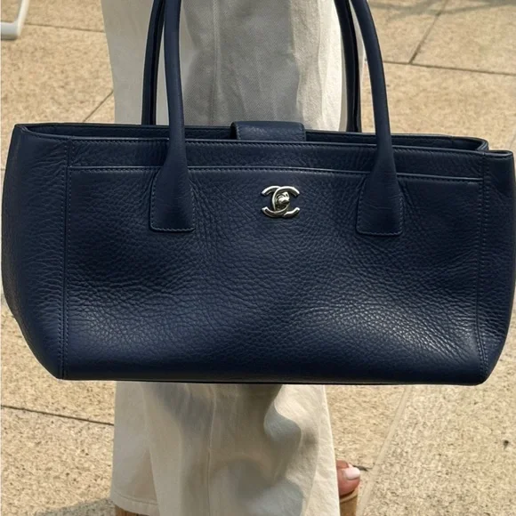 Elegant AUTHENTIC CHANEL Blue Leather Tote Bag - Picture 5 of 5